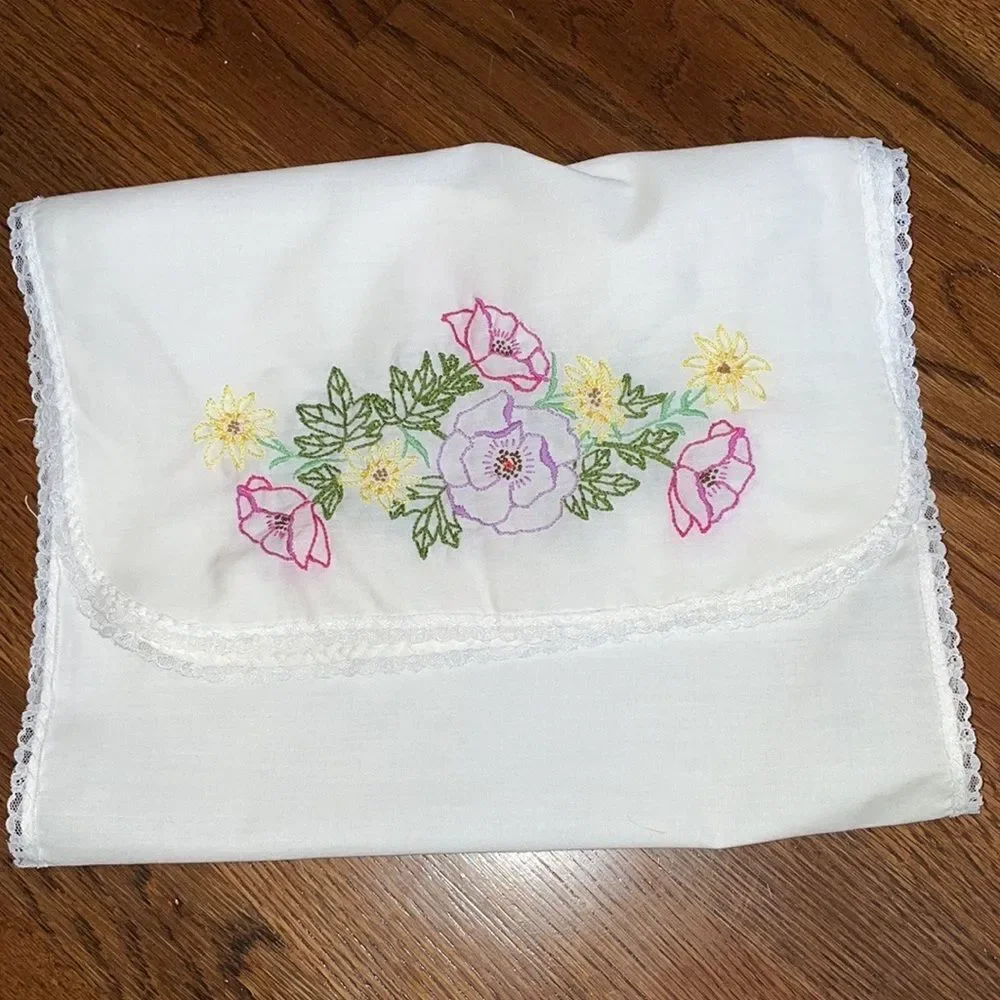 Vtg white table runner with lace trim‎ and floral embroidery
